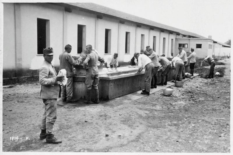 Lazio - Cassino - campi di prigionia - prigionieri - pozzi - acqua - lavatoi - bucato - 1918 (positivo) di Marzocchi, Luigi (primo quarto XX)