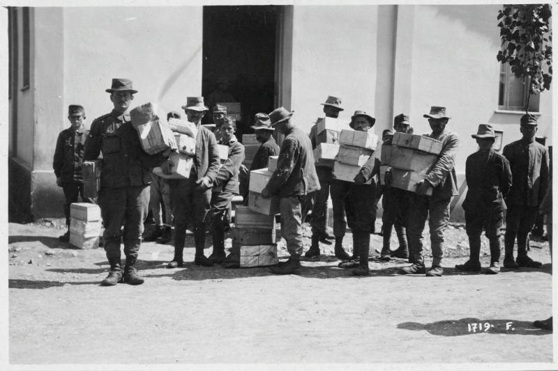 Lazio - Cassino - campi di prigionia - prigionieri - pacchi - casse - 1918 (positivo) di Marzocchi, Luigi (primo quarto XX)