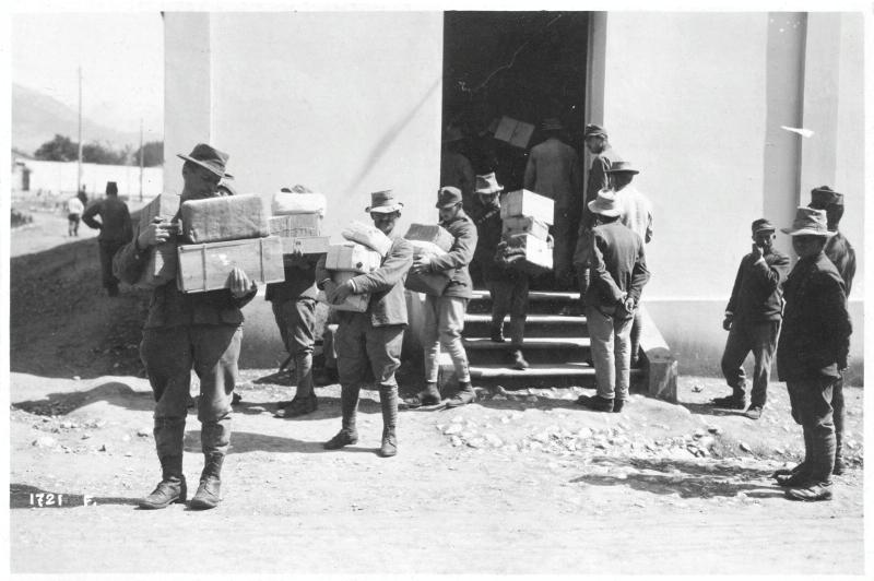 Lazio - Cassino - campi di prigionia - prigionieri - pacchi - casse - 1918 (positivo) di Marzocchi, Luigi (primo quarto XX)