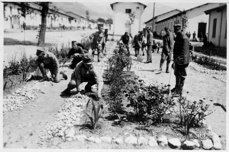 Lazio - Cassino - campi di prigionia - prigionieri - giardini - aiuole - lavori - 1918 (positivo) di Marzocchi, Luigi (primo quarto XX)