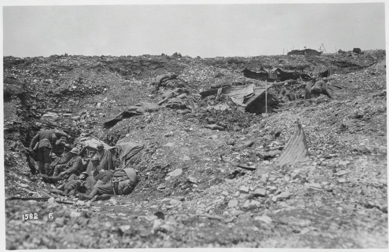 Veneto - altipiani - monte Valbella - trincee - rifugi - ripari - macerie - crateri - 1918 (positivo) di Marzocchi, Luigi (primo quarto XX)