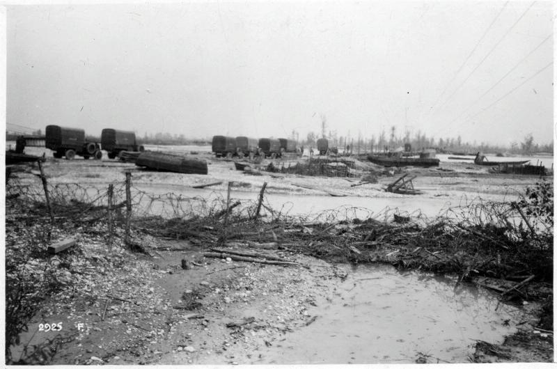 Battaglia di Vittorio Veneto - Carri - Filo spinato- 1918 (positivo) di Marzocchi, Luigi (primo quarto XX)