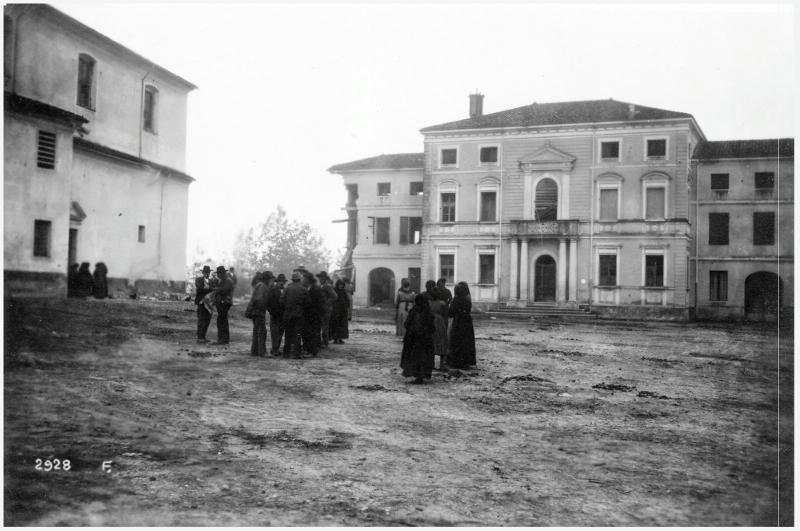 Battaglia di Vittorio Veneto - Palazzi - Soldati - Civili - 1918 (positivo) di Marzocchi, Luigi (primo quarto XX)