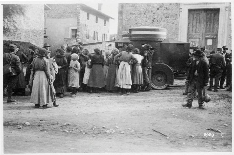 Battaglia di Vittorio Veneto - Civili italiani - Autoblindo - 1918 (positivo) di Marzocchi, Luigi (primo quarto XX)