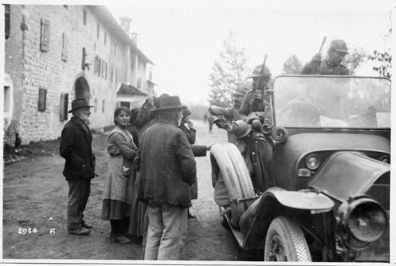 Battaglia di Vittorio Veneto - Automobili - Reparto cine-fotografico - Soldati - Civili - 1918 (positivo) di Marzocchi, Luigi (primo quarto XX)
