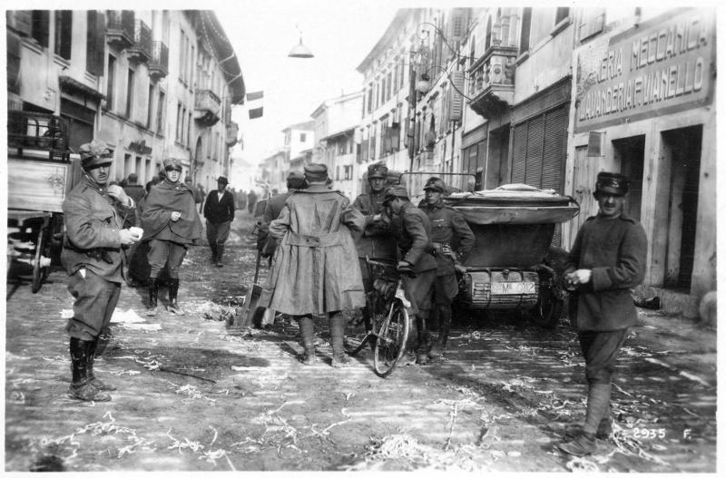 Battaglia di Vittorio Veneto - Reparto cine-fotografico - Automobili - Civili - Soldati - 1918 (positivo) di Marzocchi, Luigi (primo quarto XX)