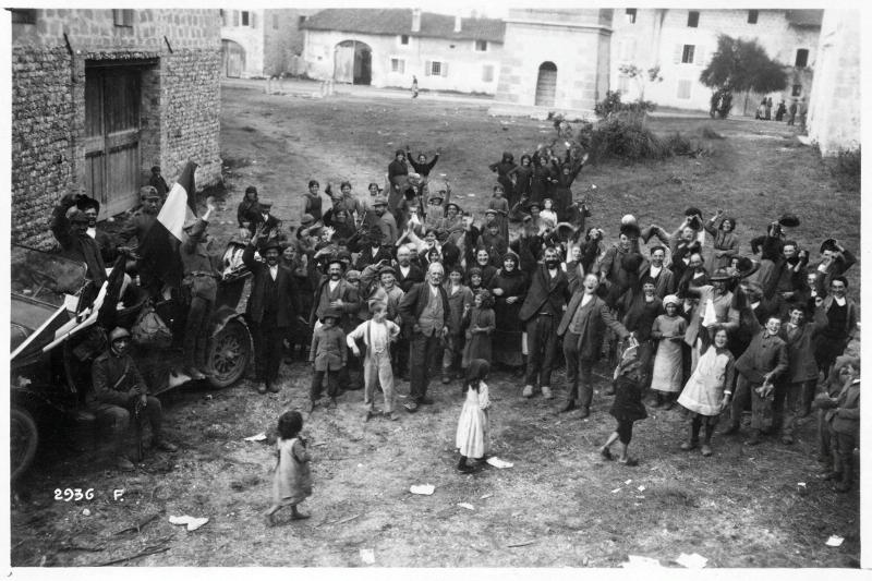 Battaglia di Vittorio Veneto - Festeggiamenti - Civili - Soldati - 1918 (positivo) di Marzocchi, Luigi (primo quarto XX)