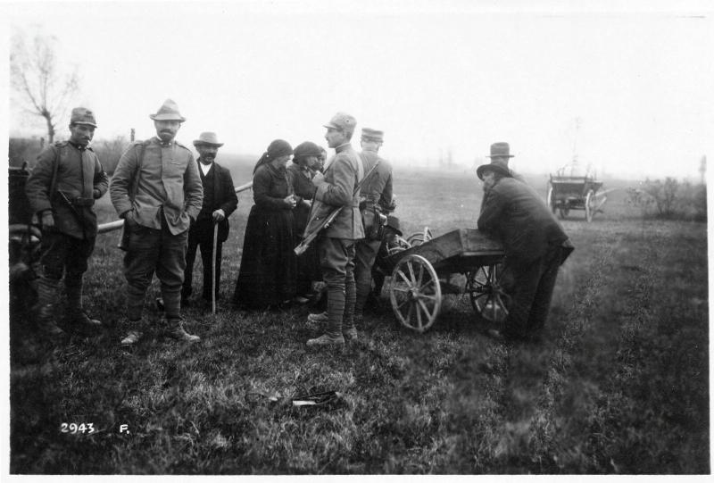 Battaglia di Vittorio Veneto - Pattuglie italiane - Soldati - Civili - 1918 (positivo) di Marzocchi, Luigi (primo quarto XX)