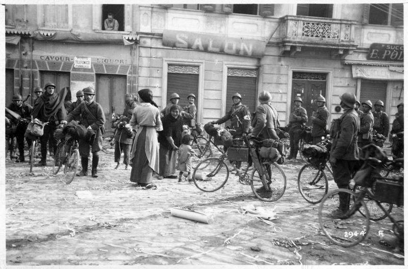 Battaglia di Vittorio Veneto - Festeggiamenti - Pattuglie italiane - Civili - 1918 (positivo) di Marzocchi, Luigi (primo quarto XX)