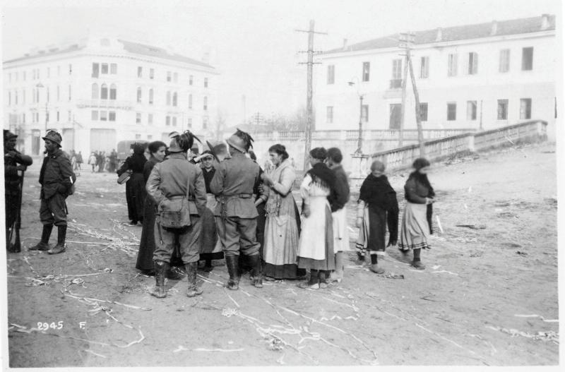 Battaglia di Vittorio Veneto - Festeggiamenti - Pattuglie italiane - Civili - Soldati - 1918 (positivo) di Marzocchi, Luigi (primo quarto XX)