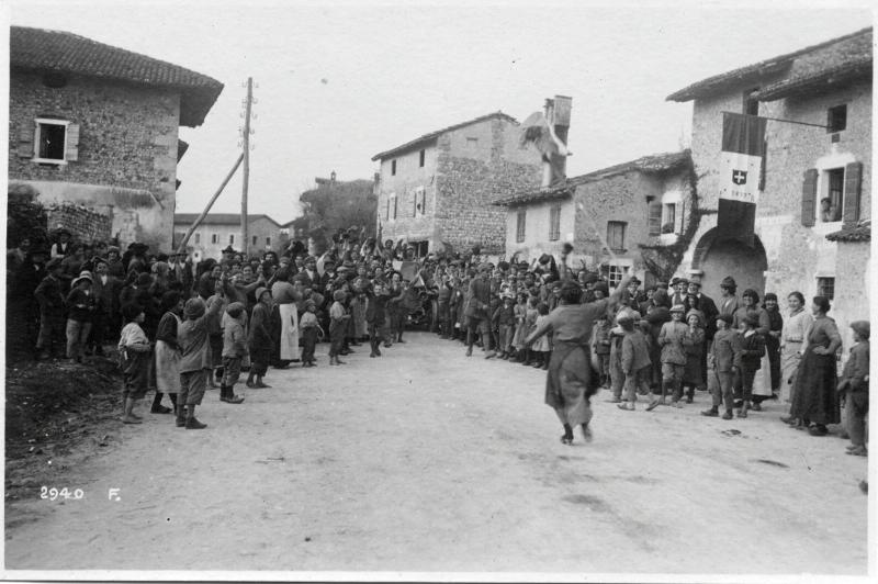 Battaglia di Vittorio Veneto - Festeggiamenti - Civili - Soldati - 1918 (positivo) di Marzocchi, Luigi (primo quarto XX)