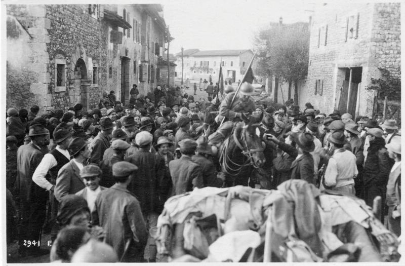 Battaglia di Vittorio Veneto - Festeggiamenti - Civili - Soldati - 1918 (positivo) di Marzocchi, Luigi (primo quarto XX)