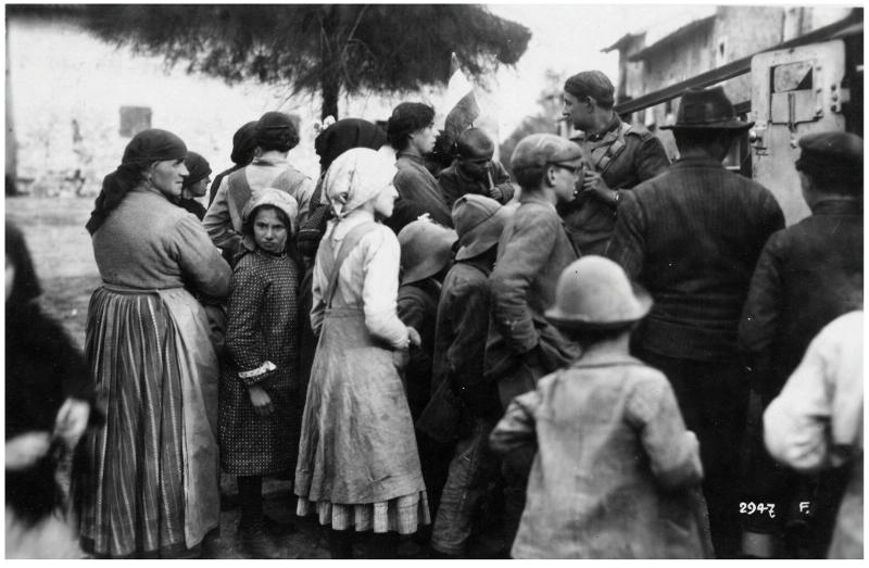 Battaglia di Vittorio Veneto - Civili - Soldati - 1918 (positivo) di Marzocchi, Luigi (primo quarto XX)