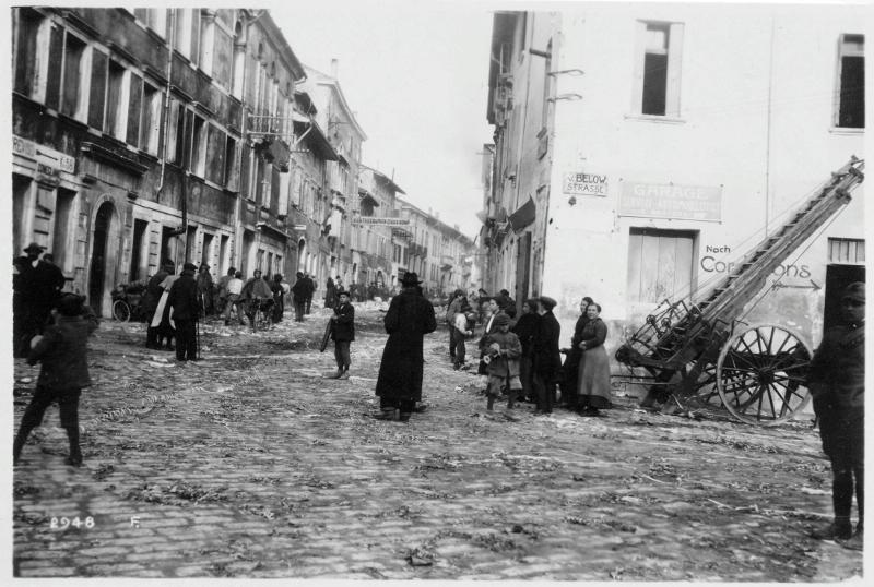 Battaglia di Vittorio Veneto - Pordenone - Civili - 1918 (positivo) di Marzocchi, Luigi (primo quarto XX)