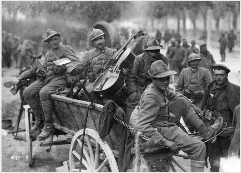 Trento - Soldati italiani - Prigionieri russi - Strumenti musicali - 1918 (positivo) di Marzocchi, Luigi (primo quarto XX)