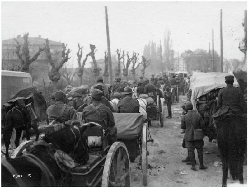 Trento - Truppe militari italiane - Soldati - Carri - 1918 (positivo) di Marzocchi, Luigi (primo quarto XX)