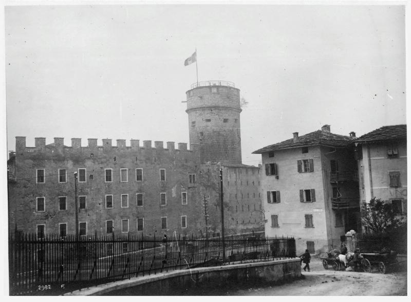 Trento - Castello - Bandiera italiana - 1918 (positivo) di Marzocchi, Luigi (primo quarto XX)