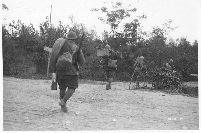 Veneto - Caposile - soldati - armi da fuoco - marcia - 1918 (positivo) di Marzocchi, Luigi (primo quarto XX)