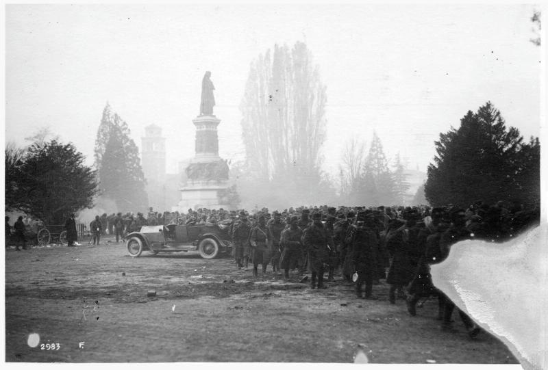 Trento - Piazza Dante - Monumenti - Soldati - 1918 (positivo) di Marzocchi, Luigi (primo quarto XX)