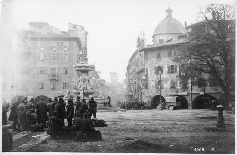 Trento - Piazza Duomo - Fontane - Palazzi - Soldati - 1918 (positivo) di Marzocchi, Luigi (primo quarto XX)