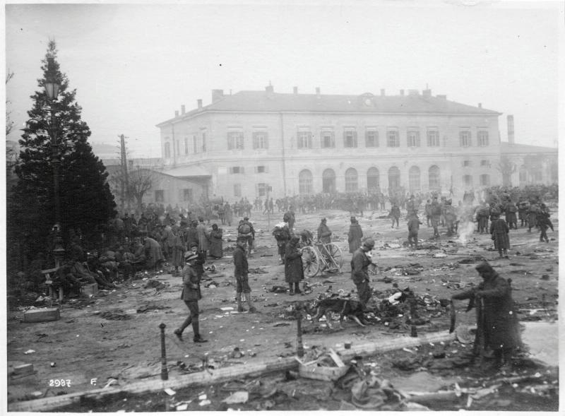 Trento - Piazza della Nazione - Civili - Soldati - Palazzi - 1918 (positivo) di Marzocchi, Luigi (primo quarto XX)