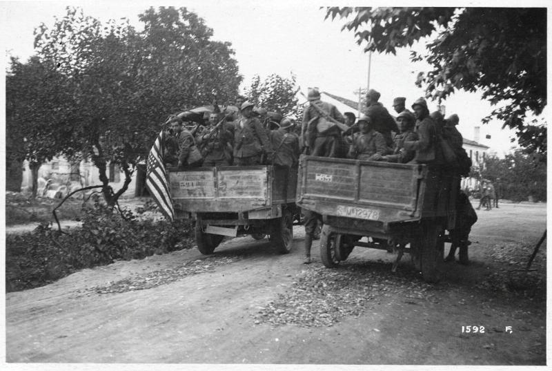Veneto - Caposile - arditi - autocarri - banidere - 1918 (positivo) di Marzocchi, Luigi (primo quarto XX)