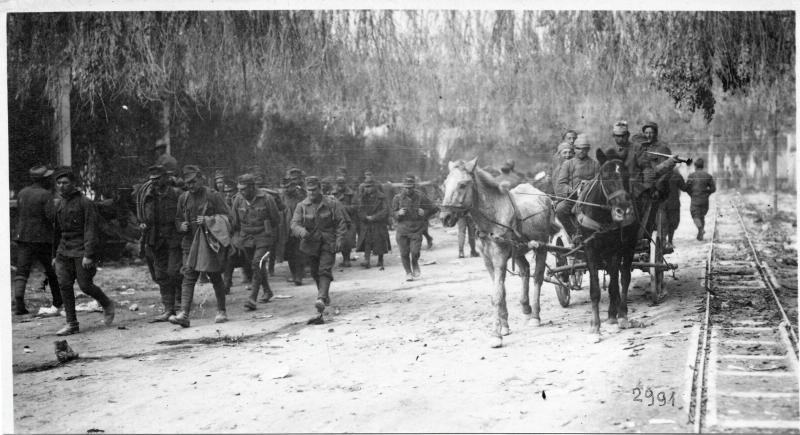 Prigionieri - Soldati - Carri - Rotaie - 1918 (positivo) di Marzocchi, Luigi (primo quarto XX)