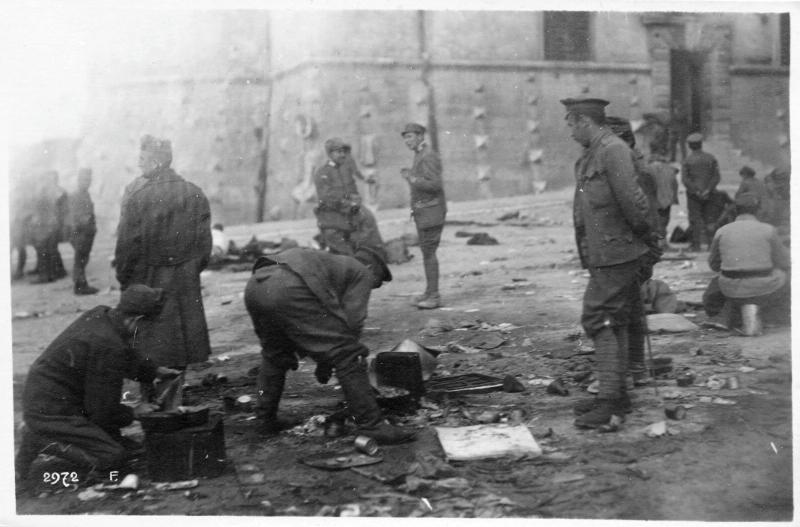 Trento - Castello del Buon Consiglio - Prigionieri russi - 1918 (positivo) di Marzocchi, Luigi (primo quarto XX)