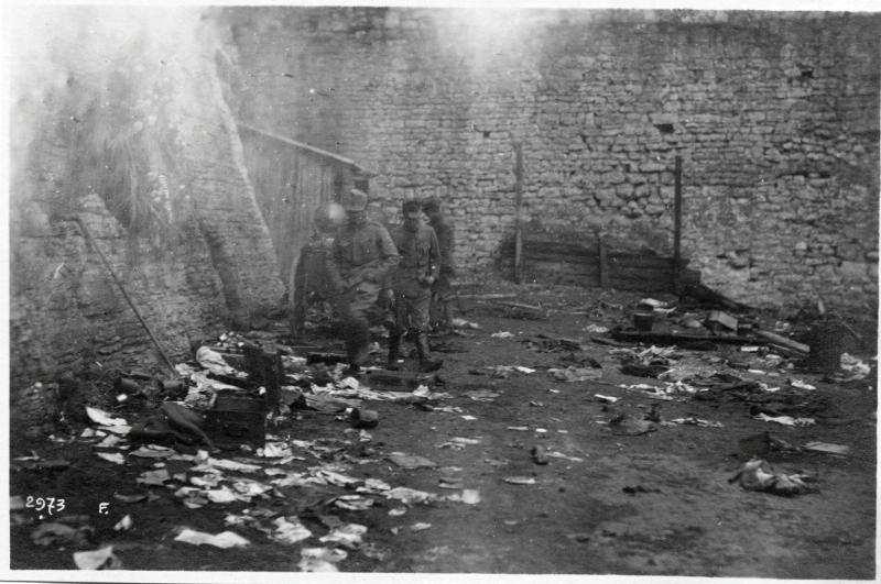 Trento - Castello del Buon Consiglio - Cortili - Soldati - Cesare Battisti - 1918 (positivo) di Marzocchi, Luigi (primo quarto XX)
