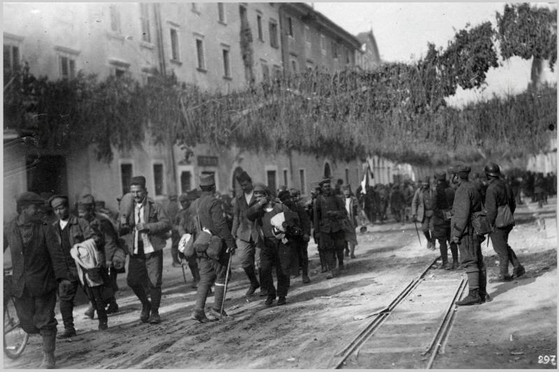 Trento - Soldati italiani - Prigionieri - Russi - Serbi - 1918 (positivo) di Marzocchi, Luigi (primo quarto XX)