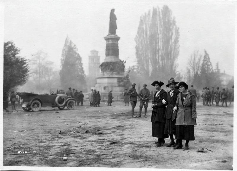 Trento - Piazza Dante - Soldati italiani - Civili - Monumenti - 1918 (positivo) di Marzocchi, Luigi (primo quarto XX)