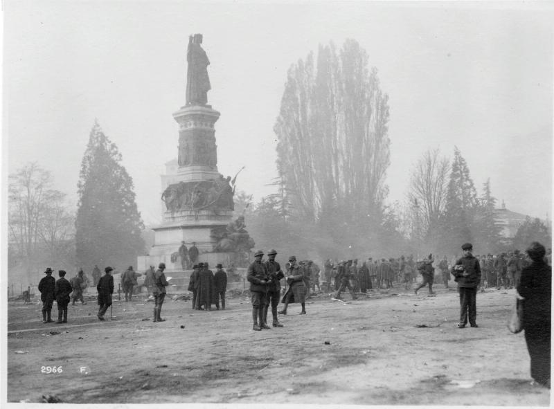 Trento - Piazza Dante - Soldati italiani - Civili - Monumenti - 1918 (positivo) di Marzocchi, Luigi (primo quarto XX)