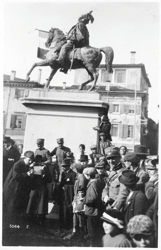 Udine - Piazza Vittorio Emenuele II - Soldati - Civili - Monumenti - 1918 (positivo) di Marzocchi, Luigi (primo quarto XX)