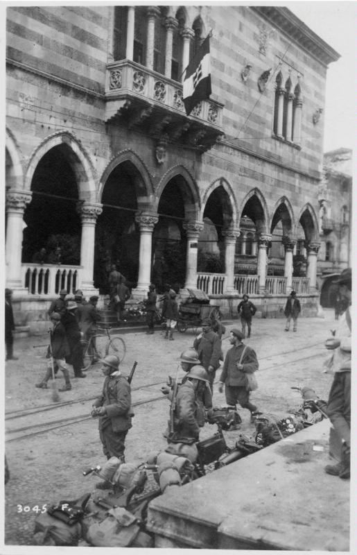 Udine - Piazza Vittorio Emanuele II - Soldati - Palazzi - 1918 (positivo) di Marzocchi, Luigi (primo quarto XX)