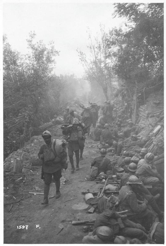 Veneto - Caposile - truppe - soldati - rincalzi - marcia - armi da fuoco - 1918 (positivo) di Marzocchi, Luigi (primo quarto XX)