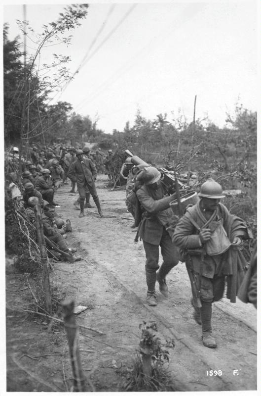 Veneto - Caposile - truppe - soldati - rincalzi - armi da fuoco - mitragliatrici - 1918 (positivo) di Marzocchi, Luigi (primo quarto XX)