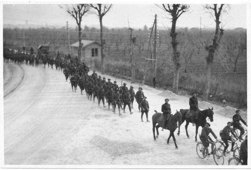 Asolo - arrivo - alleati - truppe francesi - fanti - cavalleria - 1917 (positivo) di Marzocchi, Luigi (primo quarto XX)