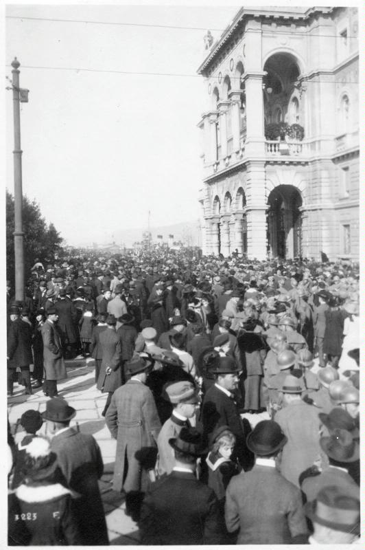 Trieste - Re - Folla - Civili - Soldati - 1918 (positivo) di Marzocchi, Luigi (primo quarto XX)
