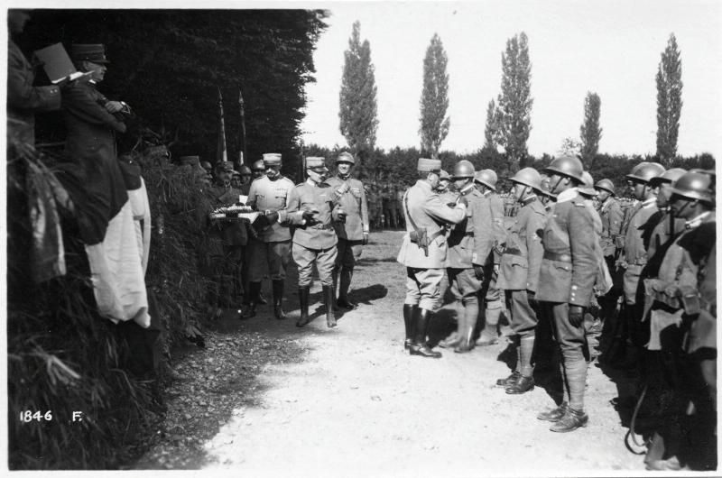 Veneto - Trevignano - festeggiamenti - 30° corpo d'armata - 4° armata - onorificenze - medaglie - soldati - ufficiali - 1918 (positivo) di Marzocchi, Luigi (primo quarto XX)