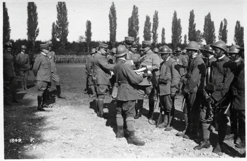 Veneto - Trevignano - festeggiamenti - 30° corpo d'armata - 4° armata - onorificenze - medaglie - soldati - ufficiali - generali - Giardino - 1918 (positivo) di Marzocchi, Luigi (primo quarto XX)