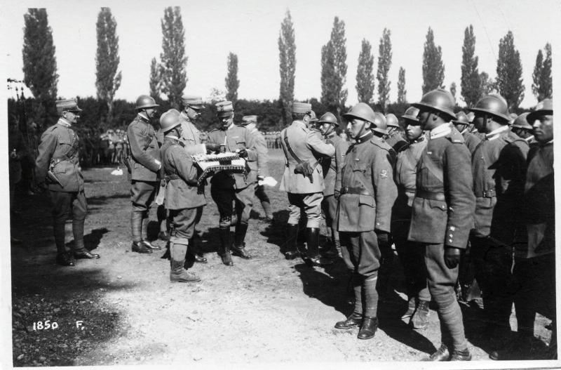 Veneto - Trevignano - festeggiamenti - 30° corpo d'armata - 4° armata - onorificenze - medaglie - soldati - ufficiali - 1918 (positivo) di Marzocchi, Luigi (primo quarto XX)