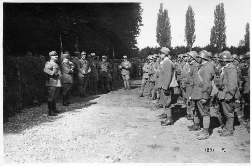 Veneto - Trevignano - festeggiamenti - 30° corpo d'armata - 4° armata - onorificenze - medaglie - soldati - ufficiali - generali - Montanari - 1918 (positivo) di Marzocchi, Luigi (primo quarto XX)