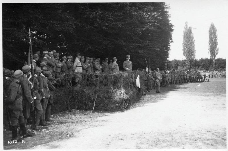 Veneto - Trevignano - festeggiamenti - 30° corpo d'armata - 4° armata - onorificenze - medaglie - soldati - ufficiali - generali - Giardino - 1918 (positivo) di Marzocchi, Luigi (primo quarto XX)