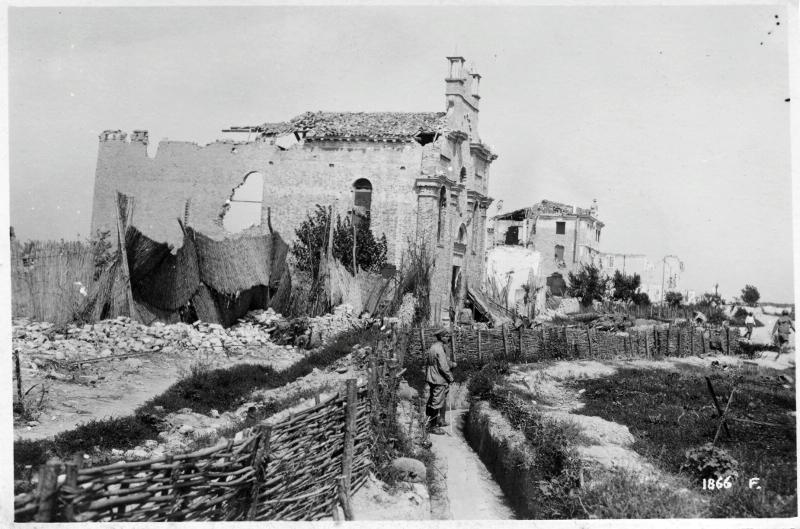 Veneto - Cortellazzo - rovine - macerie - chiese - mascheramenti - 1918 (positivo) di Marzocchi, Luigi (primo quarto XX)