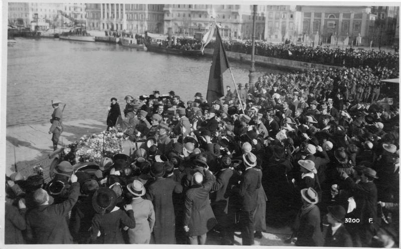 Trieste - Molo San Carlo - Re - Civili - 1918 (positivo) di Marzocchi, Luigi (primo quarto XX)