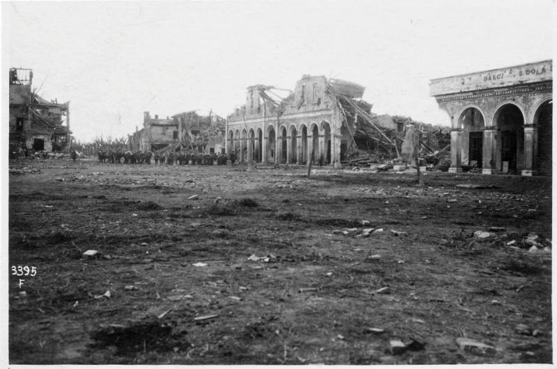 San Donà - Piave - Piazza Maggiore - Rovine - Distruzioni - 1918 (positivo) di Marzocchi, Luigi (primo quarto XX)