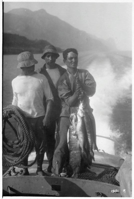 Lago di Garda - pesca - marinai - regia marina - pesci - mas - M.A.S. - imbarcazioni - 1918 (positivo) di Marzocchi, Luigi (primo quarto XX)
