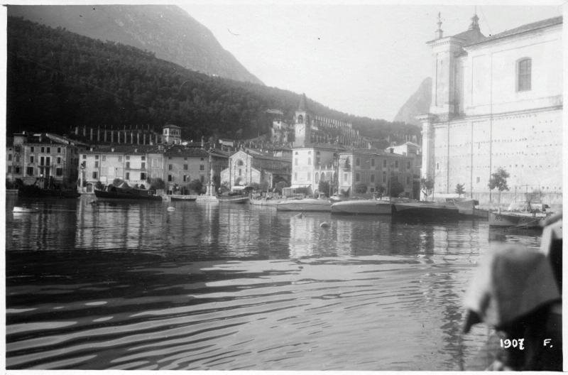 Lombardia - Maderno - approdi - imbarcazioni - chiese - campanili - edifici - 1918 (positivo) di Marzocchi, Luigi (primo quarto XX)