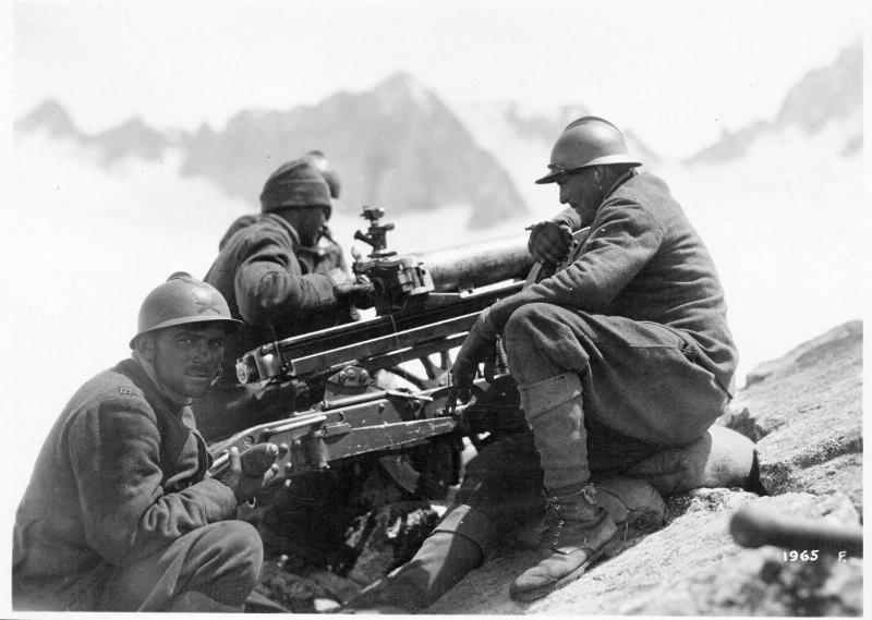 Adamello - artiglieria - pezzi di artiglieria - artiglieria da montagna - munizioni - proietti - artiglieri - 1918 (positivo) di Marzocchi, Luigi (primo quarto XX)