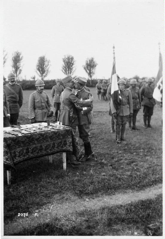 Veneto - Trevignano - Falzè - premiazioni - cerimonie - onorificenze - bandiere - 60° divisione - 22° corpo d'armata - generali - Vaccari - 1918 (positivo) di Marzocchi, Luigi (primo quarto XX)